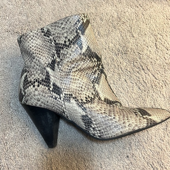 Snakeskin heeled booties - Picture 2 of 3
